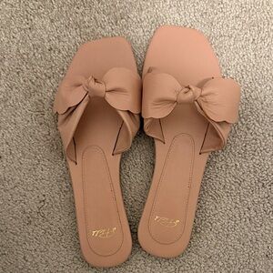 APiedi scalloped bow sandal
Size 39
Blush pink
Never worn